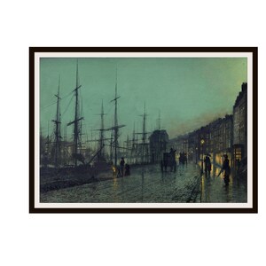 Puede incluir: Una impresión enmarcada de una escena nocturna del puerto. Los mástiles de los barcos se recortan contra un cielo turquesa. Una calle adoquinada conduce a edificios con ventanas iluminadas. Se ven figuras con paraguas y un carruaje tirado por caballos.