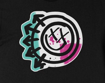 Camiseta del álbum sin título de Blink 182 con logotipo de sonrisa actualizado