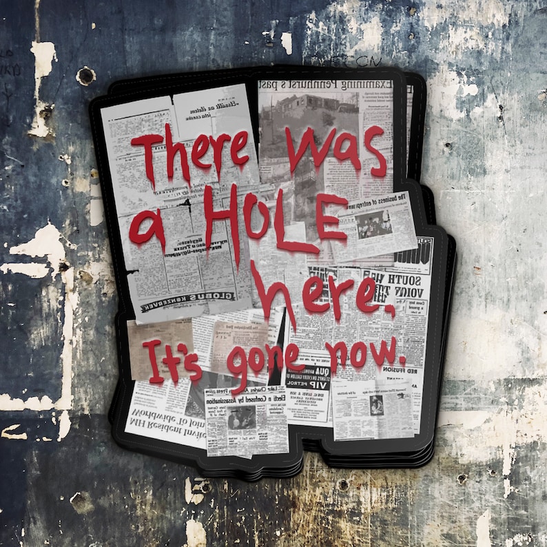 Puede incluir: Una pila de peri&oacute;dicos viejos con las palabras "There was a HOLE here. It's gone now." escritas en pintura roja.