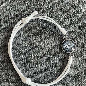 Verstellbares, handgemachtes Armband mit rundem Cabochon – Farbvarianten wählbar / Verstellbares buntes Armband mit rundem Cabochon
