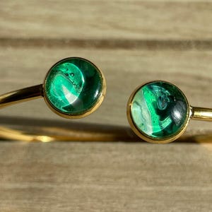 Handgefertigter Armreif mit Glas-Cabochons - Unikat Schmuckstück / Handmade bangle with glass cabochons - unique piece of jewelry