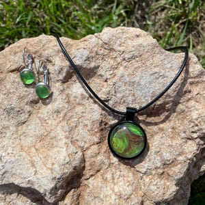 Schmuckset &quot;Waldmagie&quot; – Handgefertigte Kette & Ohrringe in Grün