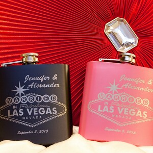 以下が含まれることがあります： 「Jennifer & Alexander Married in Fabulous Las Vegas Nevada September 5, 2015」と刻まれた、黒とピンクの2つのパーソナライズされたヒップフラスコ