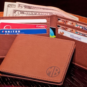 Monedero bifold marrón personalizado, monograma, cartera de cuero grabado personalizado, día de los padres, relleno de medias, cumpleaños, regalo de Navidad para él