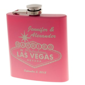 以下が含まれることがあります： 銀色の蓋が付いたピンクの金属製のフラスコで、"Jennifer & Alexander Married in Fabulous Las Vegas Nevada September 5, 2015"という刻印があります。