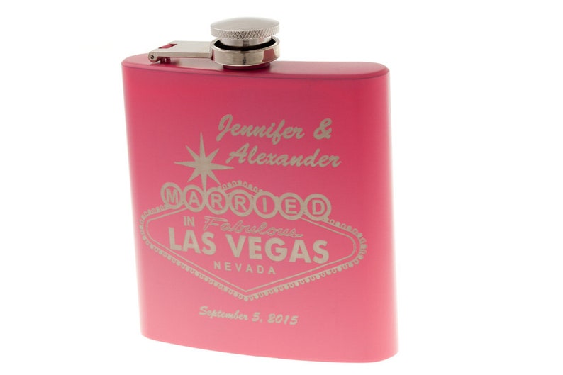 以下が含まれることがあります： 銀色の蓋が付いたピンクの金属製のフラスコで、"Jennifer & Alexander Married in Fabulous Las Vegas Nevada September 5, 2015"という刻印があります。