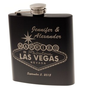 以下が含まれることがあります： 銀色の蓋が付いた黒いステンレス製のフラスコで、"Jennifer & Alexander Married in Fabulous Las Vegas Nevada September 5, 2015"という文字が刻まれています。
