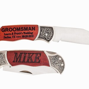 Puede incluir: Un cuchillo de bolsillo personalizado con mango de madera grabado con "Groomsman Laura & Frank's Wedding Dallas, TX 09-20-2015" y "Mike".