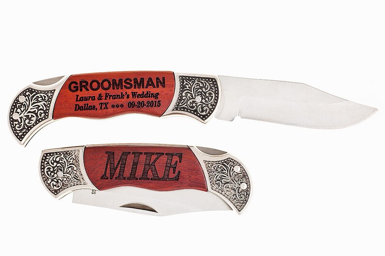 Puede incluir: Un cuchillo de bolsillo personalizado con mango de madera grabado con "Groomsman Laura & Frank's Wedding Dallas, TX 09-20-2015" y "Mike".