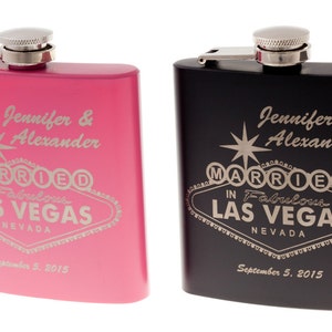 以下が含まれることがあります： 「Jennifer & Alexander Married in Fabulous Las Vegas Nevada September 5, 2015」と刻まれた、ピンクと黒の2つのステンレス製ヒップフラスコ。