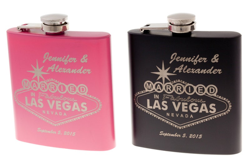 以下が含まれることがあります： 「Jennifer & Alexander Married in Fabulous Las Vegas Nevada September 5, 2015」と刻まれた、ピンクと黒の2つのステンレス製ヒップフラスコ。