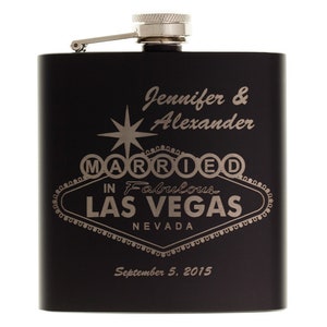 以下が含まれることがあります： 銀色の蓋が付いた黒い金属製のフラスコで、"Jennifer & Alexander Married in Fabulous Las Vegas Nevada September 5, 2015"という文字が刻まれています。