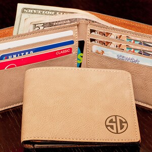 Monedero bifold marrón claro personalizado, monograma, cartera de cuero grabado personalizado, regalo de los padrinos, día de los padres, relleno de medias, Navidad