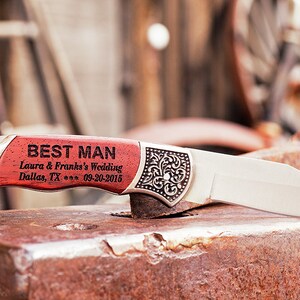 Puede incluir: Un cuchillo de bolsillo con mango de madera grabado con "Best Man - Laura & Frank's Wedding - Dallas, TX - 09-20-2015".