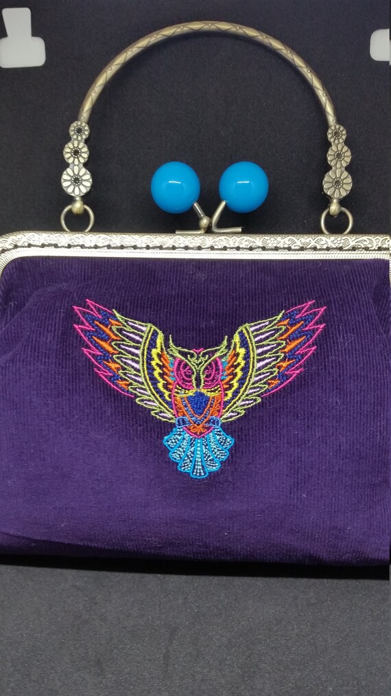 B606.   Owl design clutch purse