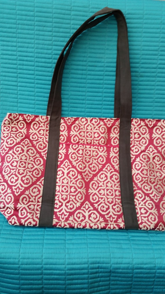 L213.  Tote bag.  Bright pink geometric design