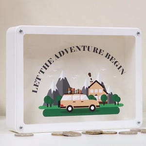 Spaarvarken met zin Let the Adventure Begin, kan worden gepersonaliseerd met je tekst, Familievakantiefonds - Perfect cadeau voor avontuurliefhebbers!