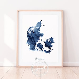 Może przedstawiać: Aquarelowy wydruk Danii w odcieniach niebieskiego, oprawiony w jasną drewnianą ramę. Wydruk zawiera tekst "Denmark" i "The Original" w kółku z koroną.