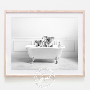 Könnte beinhalten: Schwarz-Weiß-Druck in einem Rahmen mit zwei Koalas in einer Badewanne. Das Bild hat ein klares, minimalistisches Design. Die Koalas sind das zentrale Element und schaffen eine charmante und skurrile Szene, ideal für ein Kinderzimmer.