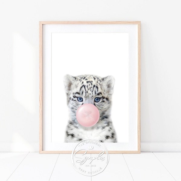 Baby SchneeLeopard mit Kaugummi, Schneeleopard Blasen, Kinderzimmer Dekor, Mädchen Kinderzimmer Wandkunst, Baby Tiere Druckbare Kunst von Synplus