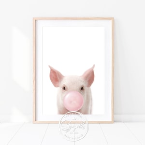Baby Schwein mit Bubble Gum Druck, Baby Ferkel Blasen Gum, Bauernhof Tiere, Mädchen Kinderzimmer Wanddeko, Baby Tiere Druckbare Kunst von Synplus