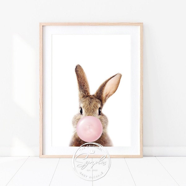 Baby Hase Druck, Baby Hase mit rosa Bubble Gum, Waldtiere Kinderzimmer Dekor, Baby Mädchen Kinderzimmer Wandkunst, Druckbare Kunst, Synplus