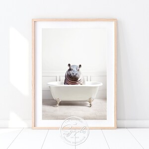 Baby Nilpferd in Badewanne, Baby Nilpferd beim Baden, Tier launische Kunst, Badezimmer Kunst, Safari Baby Tiere, Tiere in der Badewanne druckbare Kunst von Synplus