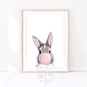 Grauer Hase Druck, Baby Hase mit rosa Bubble Gum, Waldtiere Kinderzimmer Dekor, Baby Mädchen Kinderzimmer Wandkunst, Druckbare Kunst, Synplus