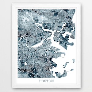 Puede incluir: Un mapa de acuarela enmarcado de Boston, Massachusetts, en tonos azules y blancos. Las calles y vías fluviales de la ciudad están detalladas, con la palabra "BOSTON" impresa en la parte inferior. El mapa está encerrado en un marco blanco.