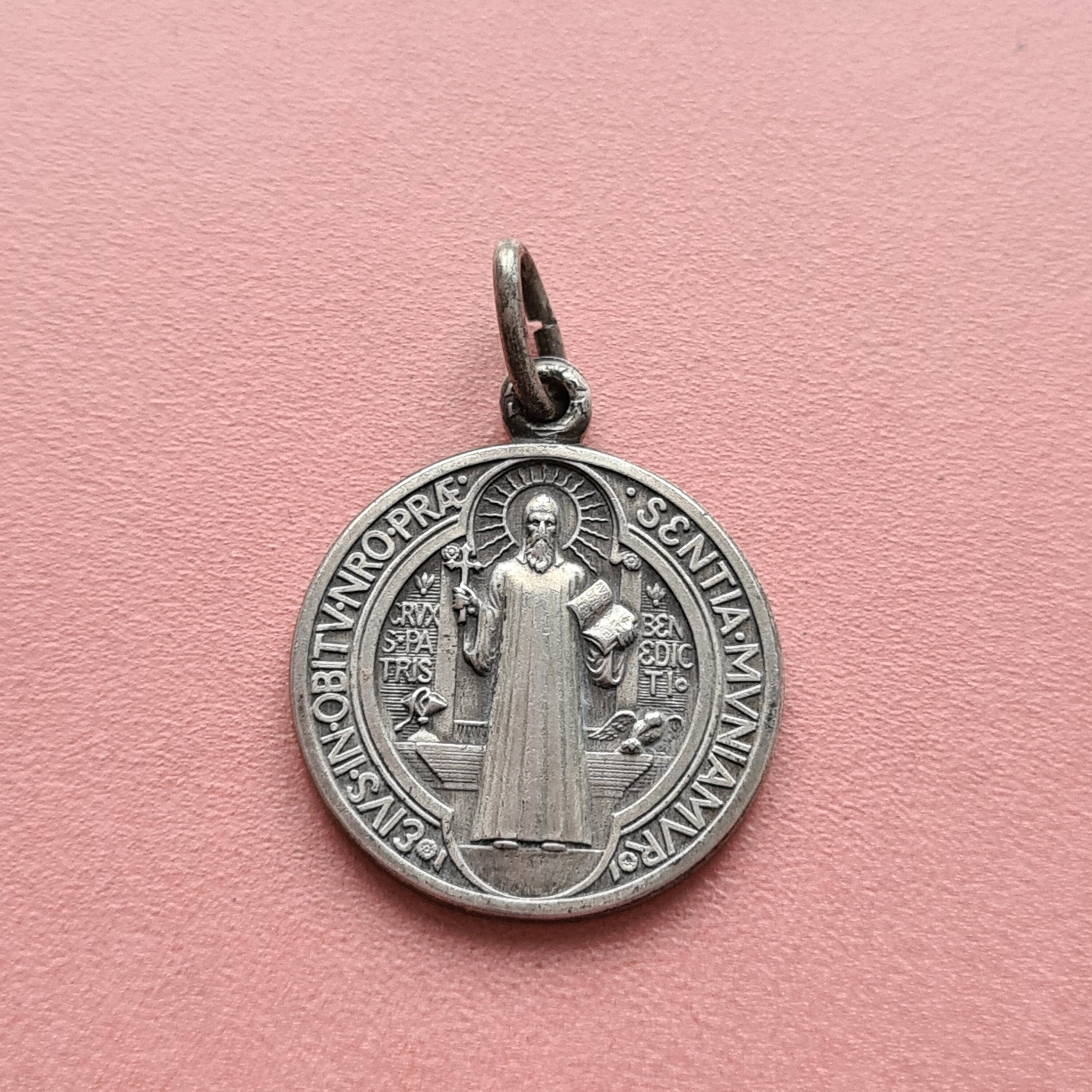 Grand Pendentif de Médaille Rue Benoît