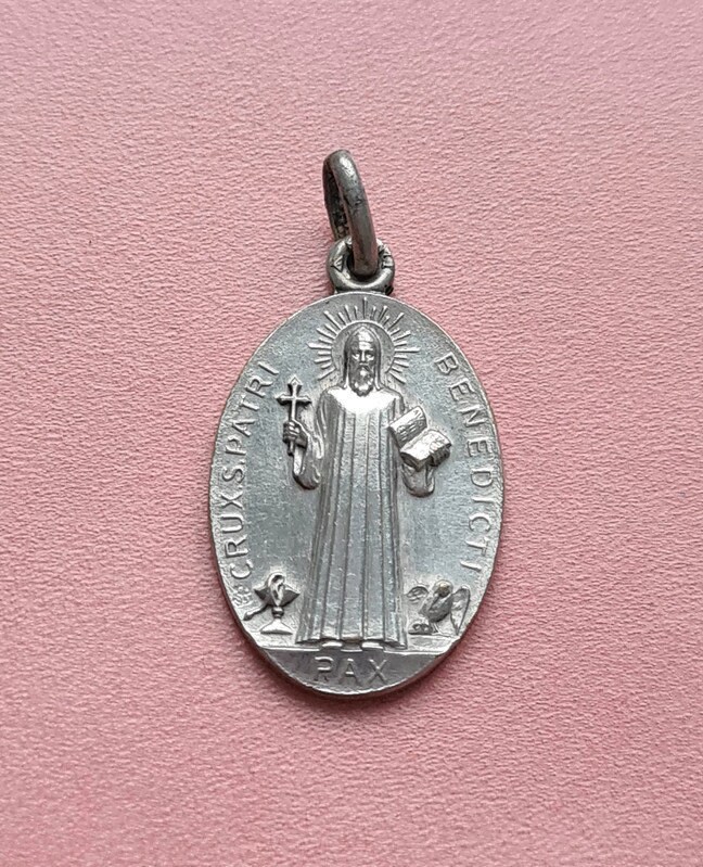 Pendentif Médaille St Benedict, Crux. S.patri Benedicti Charme