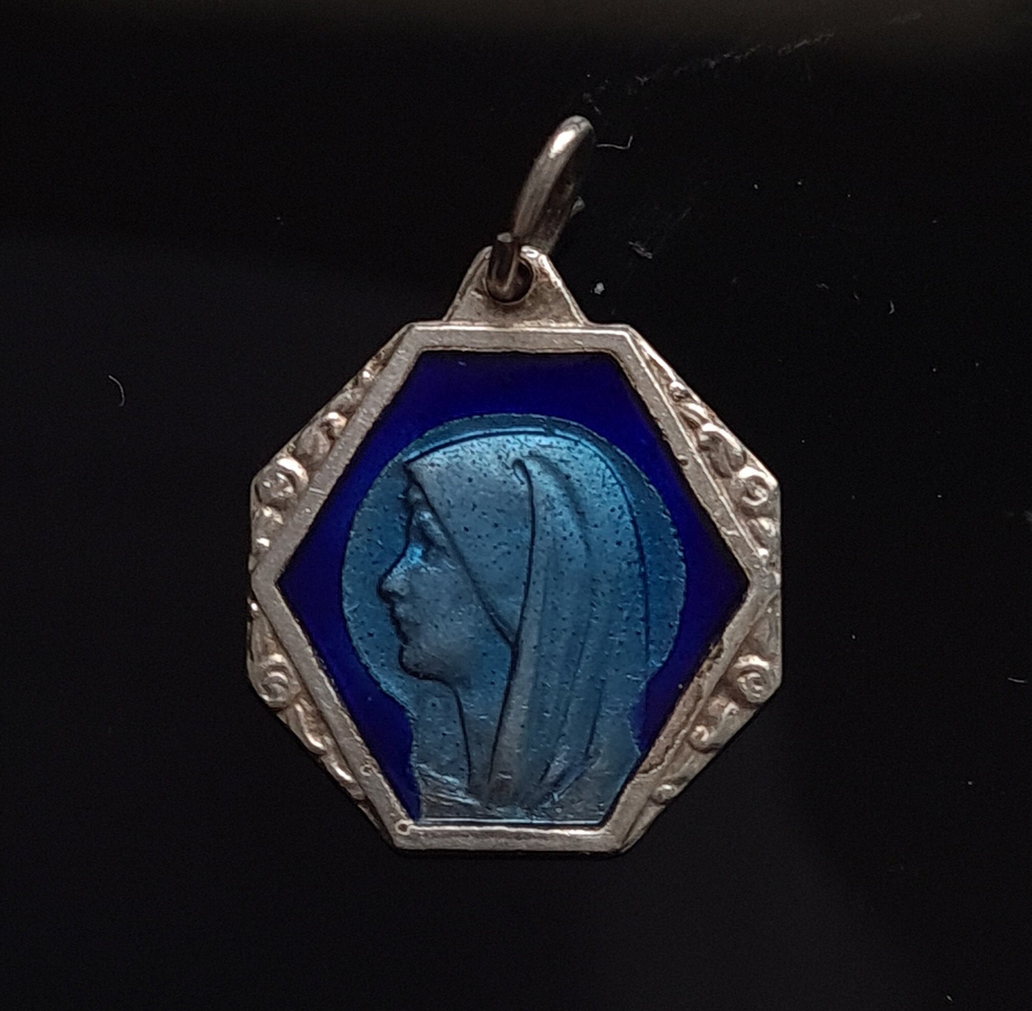 Pendentif en Émail Bleu de La Médaille Sainte Vierge Marie, Charme Art Déco Lourdes