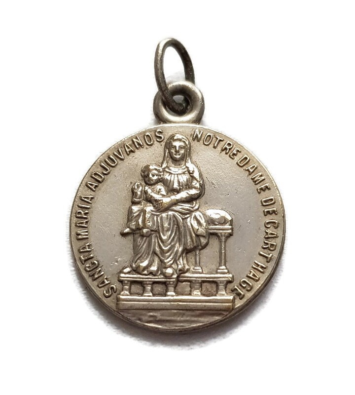 Médaille Notre Dame de Carthage, Charme Sancta Maria Adjuvanos