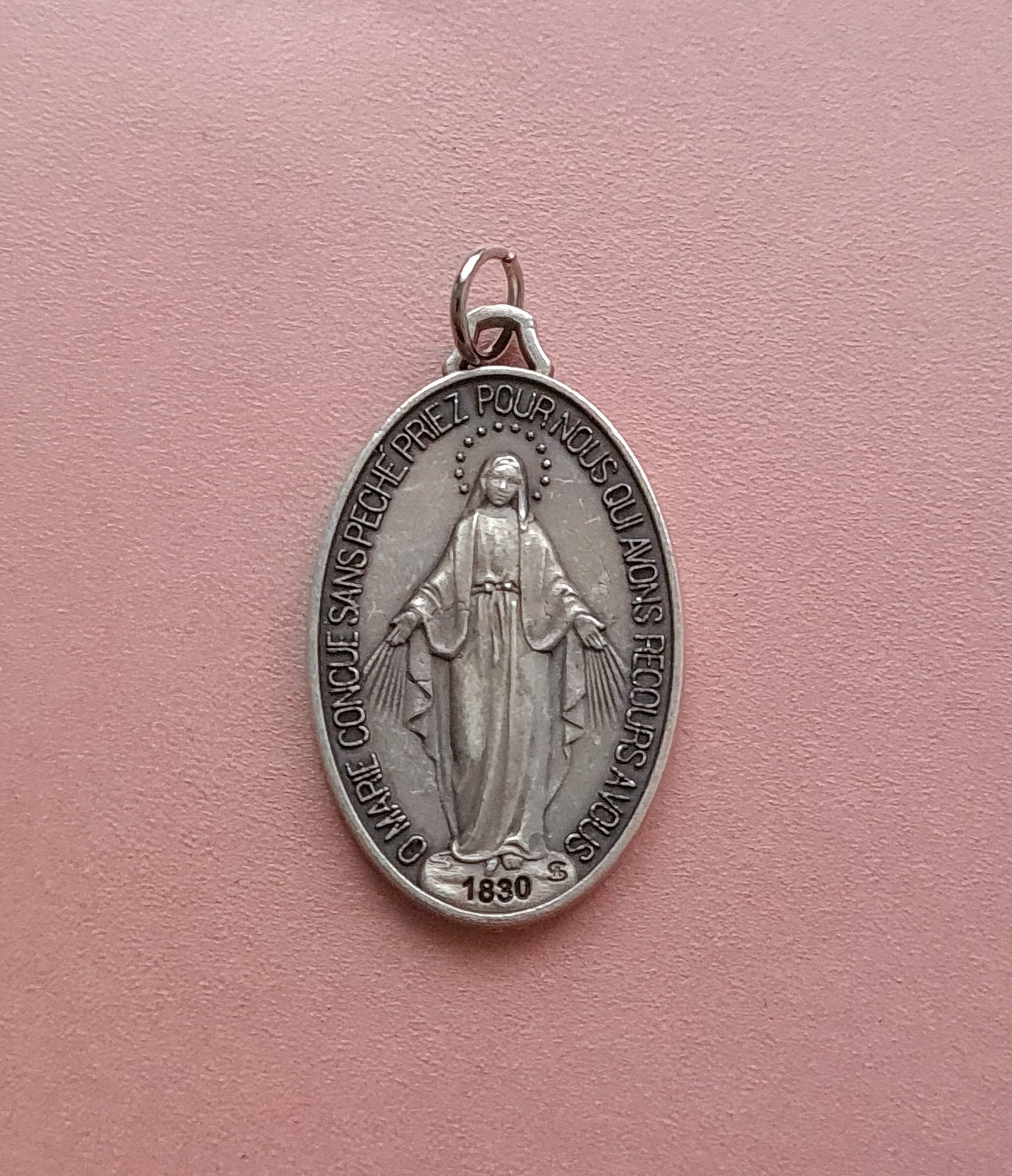 Médaille Miraculeuse, Charme de La Sainte Vierge Marie