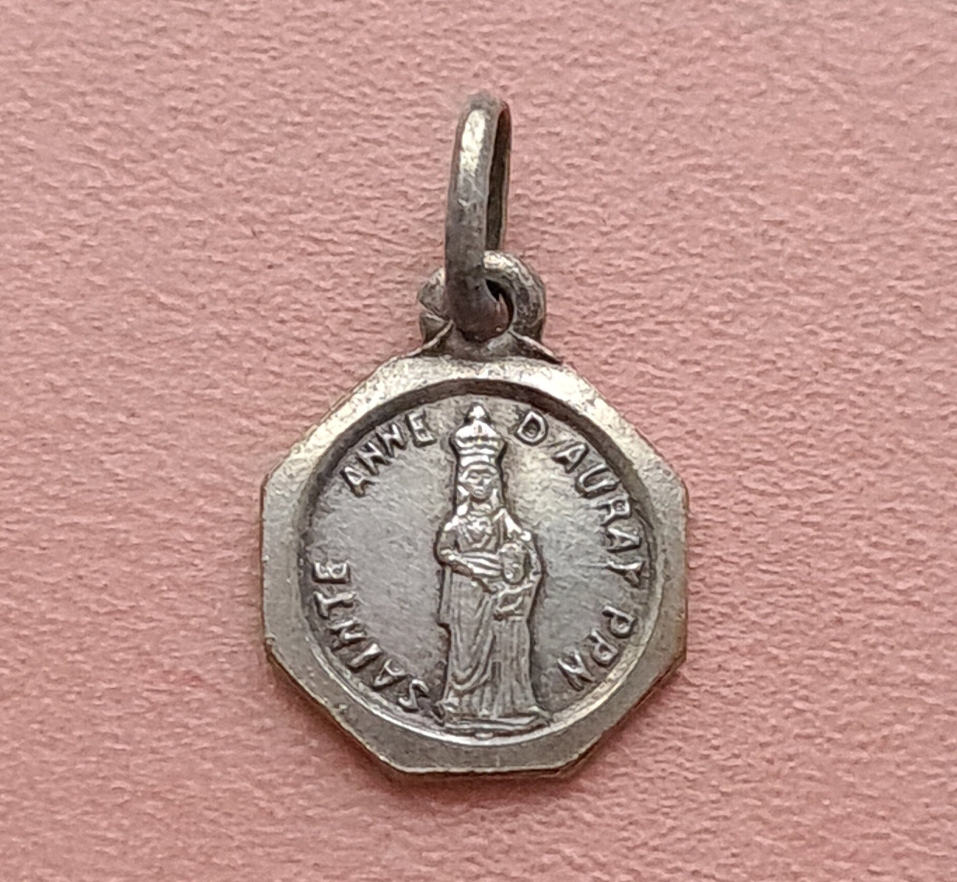 Minuscule Médaille Sainte Anne d'auray, Charme Anne, Pendentif, Collier, Bijoux Vintage Catholiques,