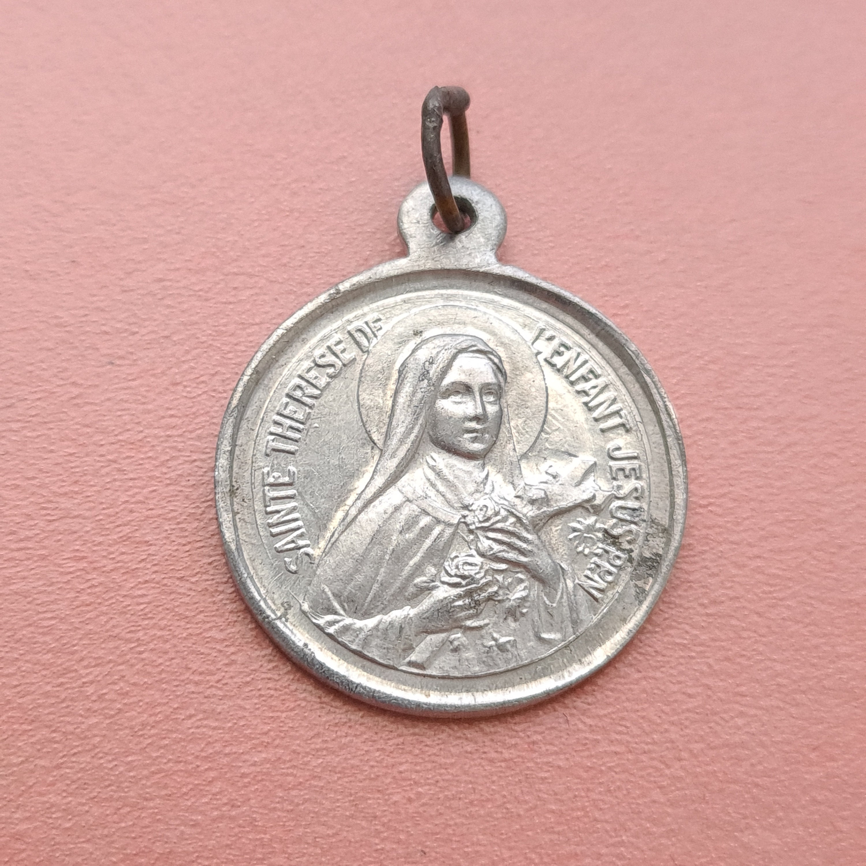 Antique St-Therese de Lisieux Médaille, Roses Pluvieuses, Aluminium