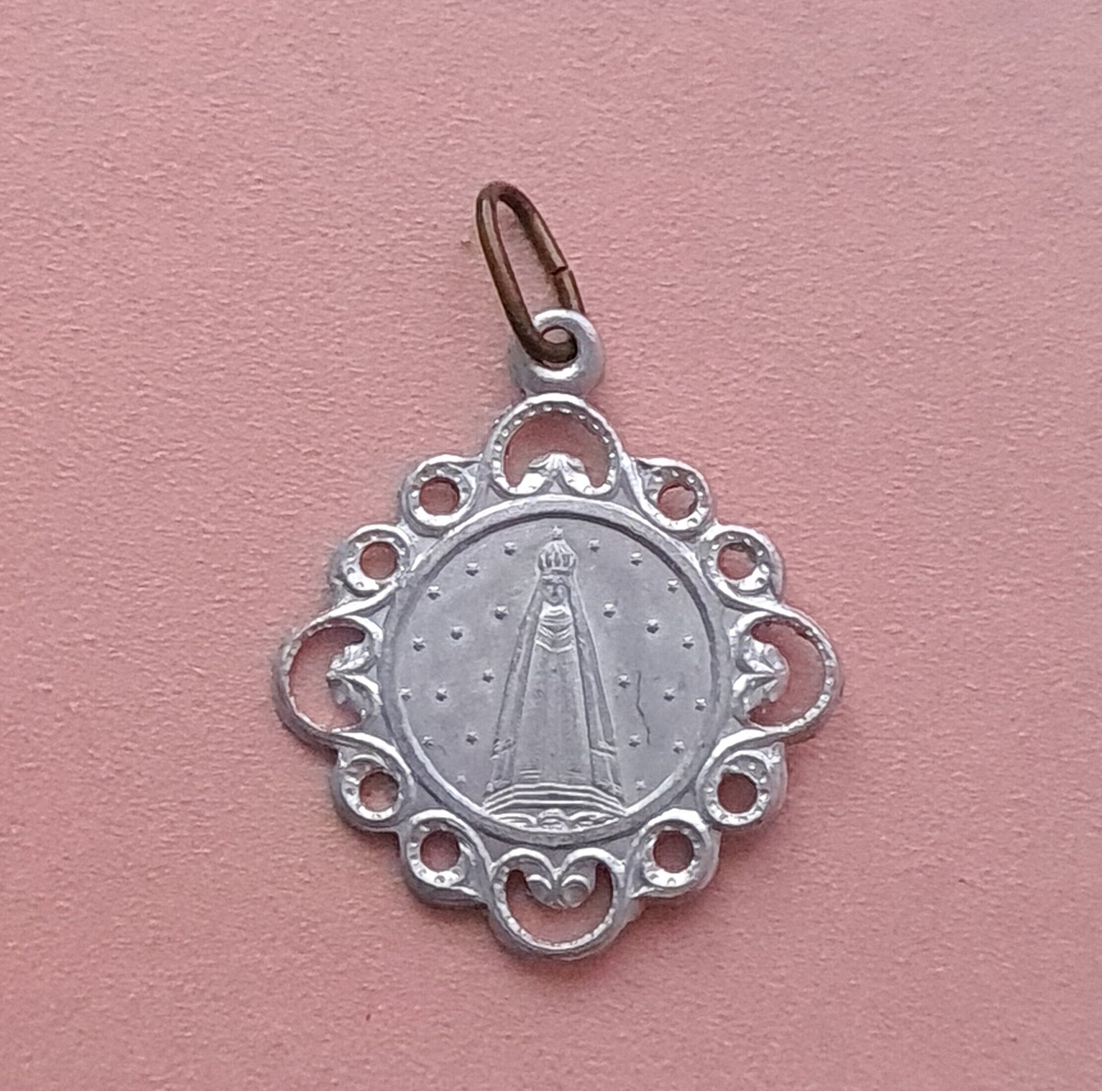 Pendentif Antique Médaille de La Sainte Vierge Marie, Collier Charme Sainte-Marie en Aluminium, Du C