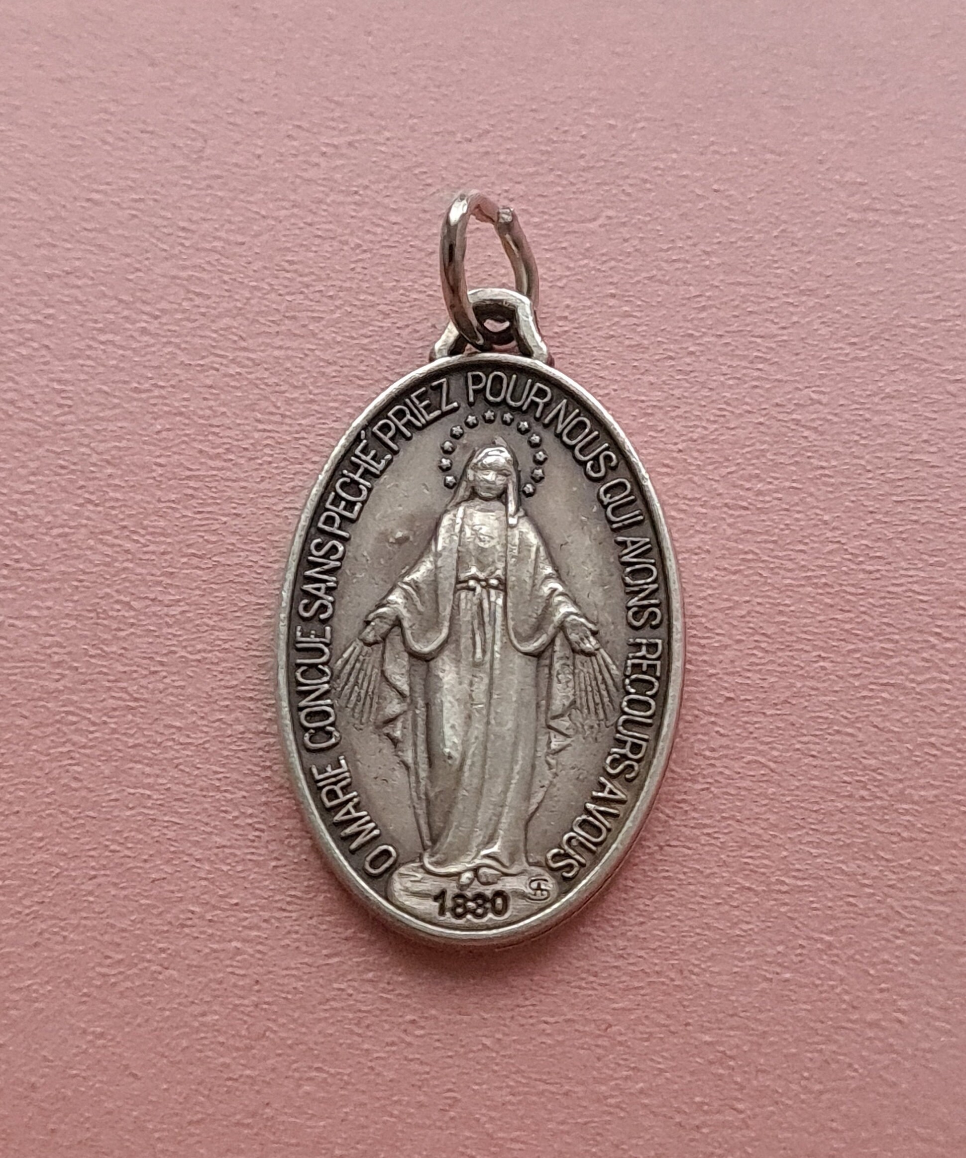 Médaille Miraculeuse, Charme de La Sainte Vierge Marie