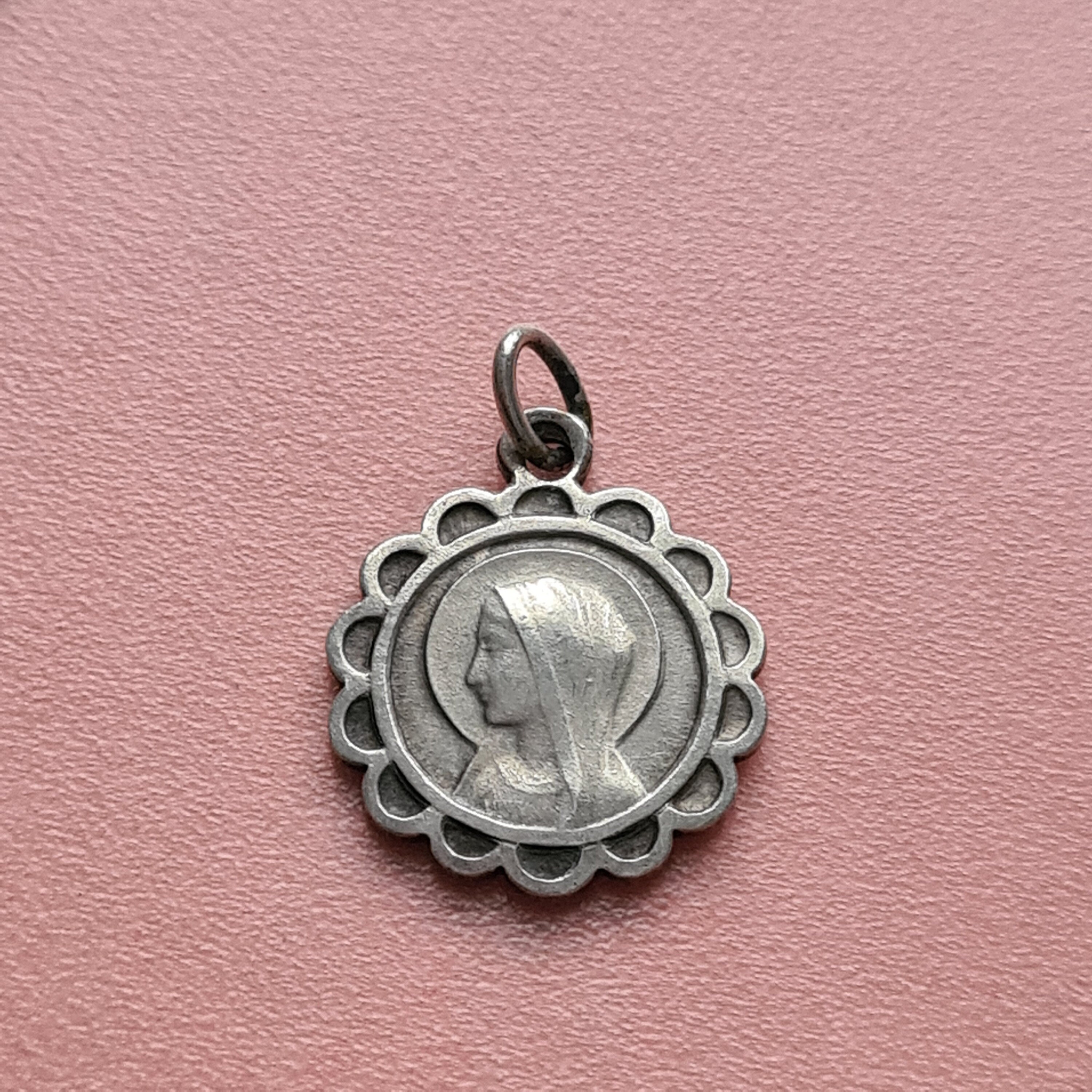 Médaille de La Sainte Vierge Marie, Charme Lourdes