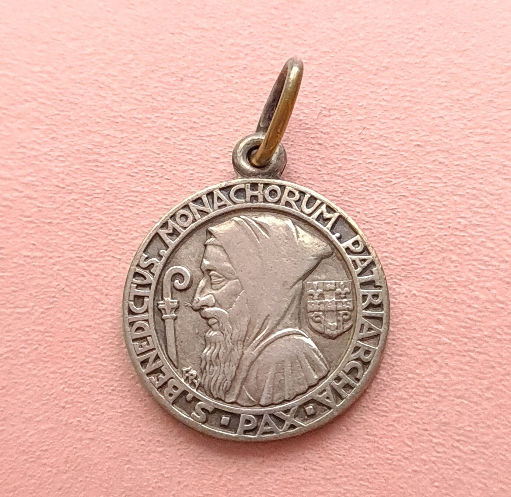 Pendentif Vintage de La Médaille Saint-Benoît, Charme Religieux