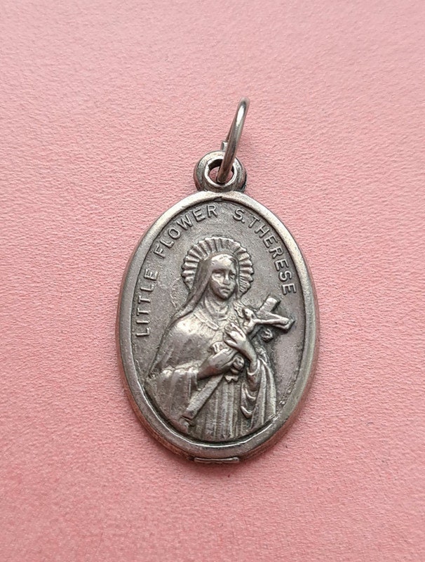 Pendentif Médaille Sainte Thérèse de Lisieux, Charme Religieux