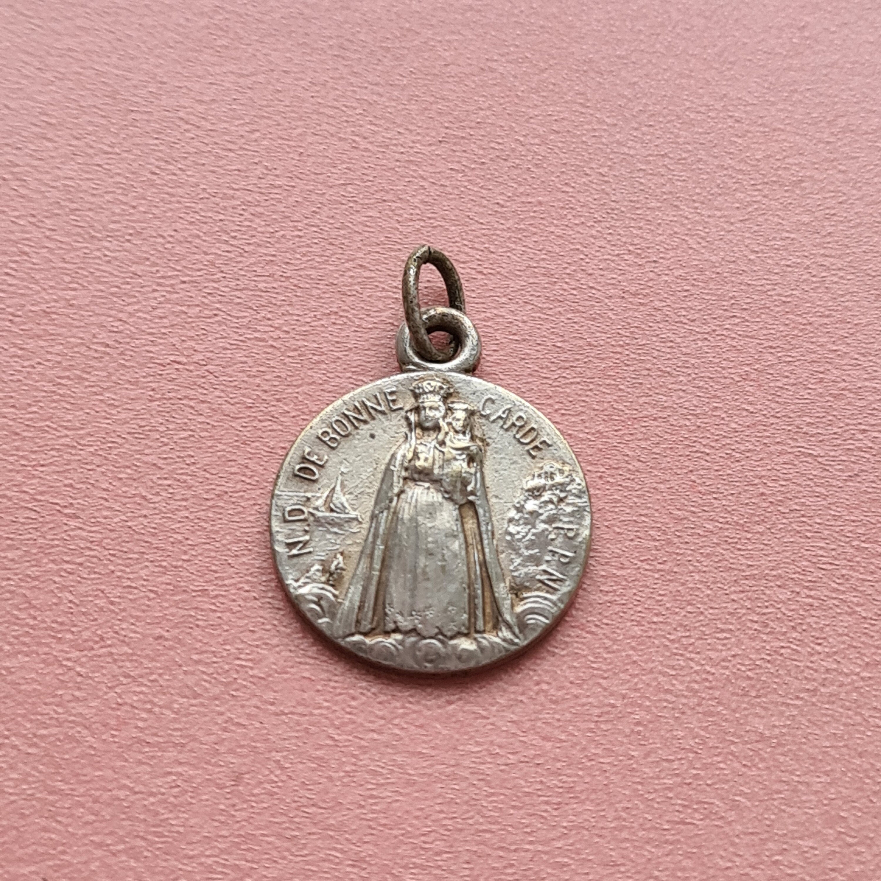 Pendentif Médaille Notre Dame de Bonne Garde, Souvenir Mai