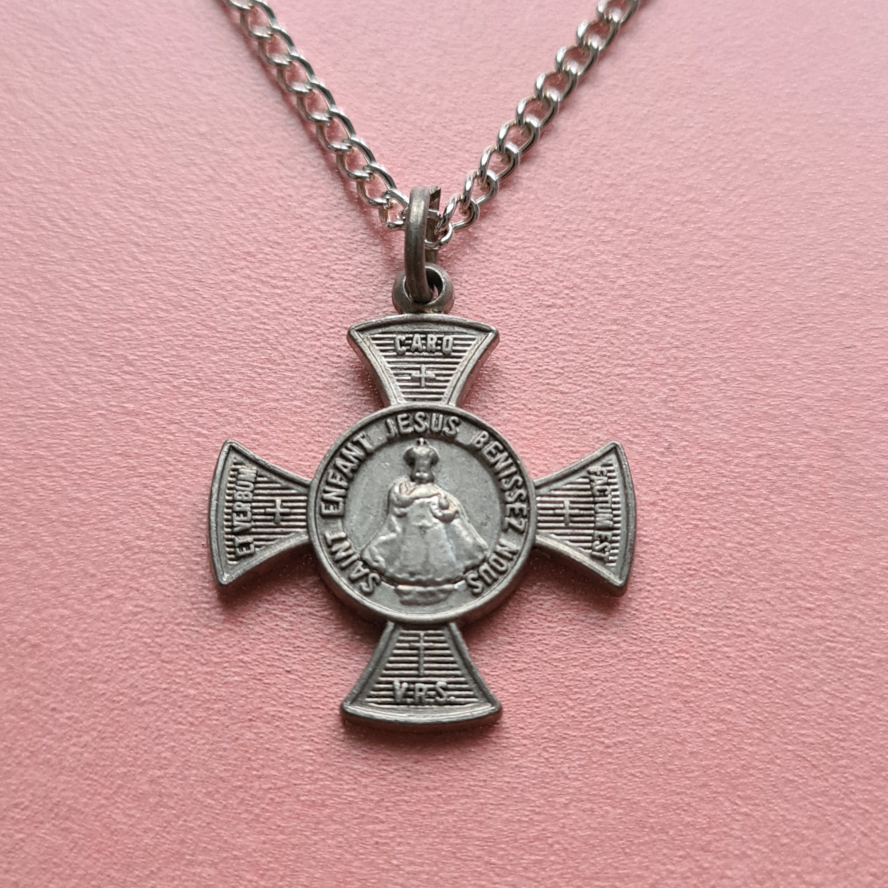 Collier de Médaille Croix L'enfant Jésus Prague