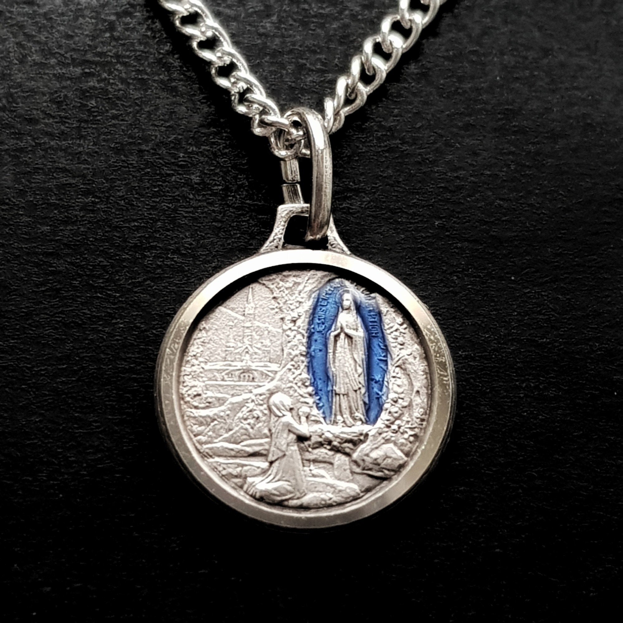 Collier Pendentif de Médaille Notre-Dame Lourdes, Émail Bleu