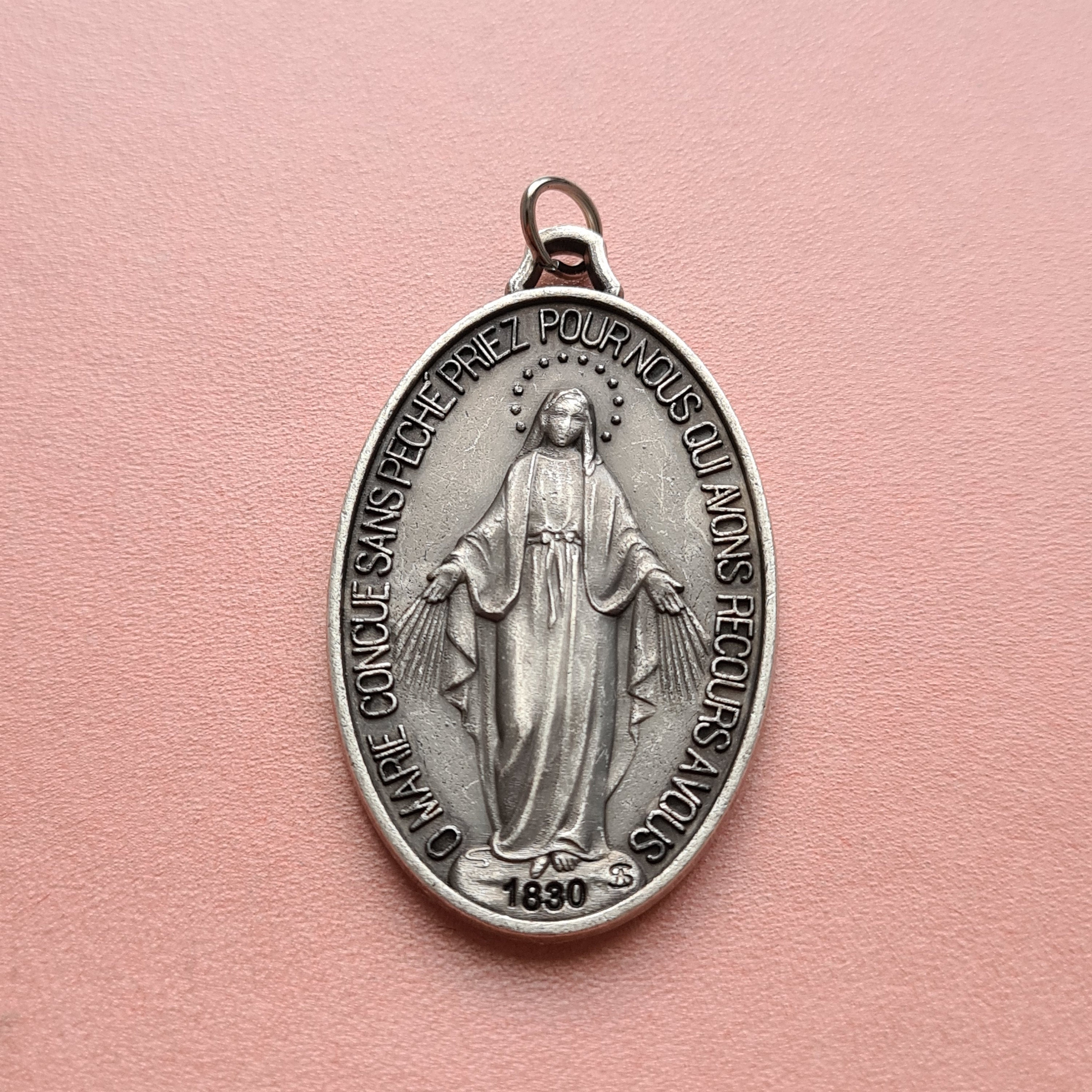 Médaille Miraculeuse, Charme de La Sainte Vierge Marie