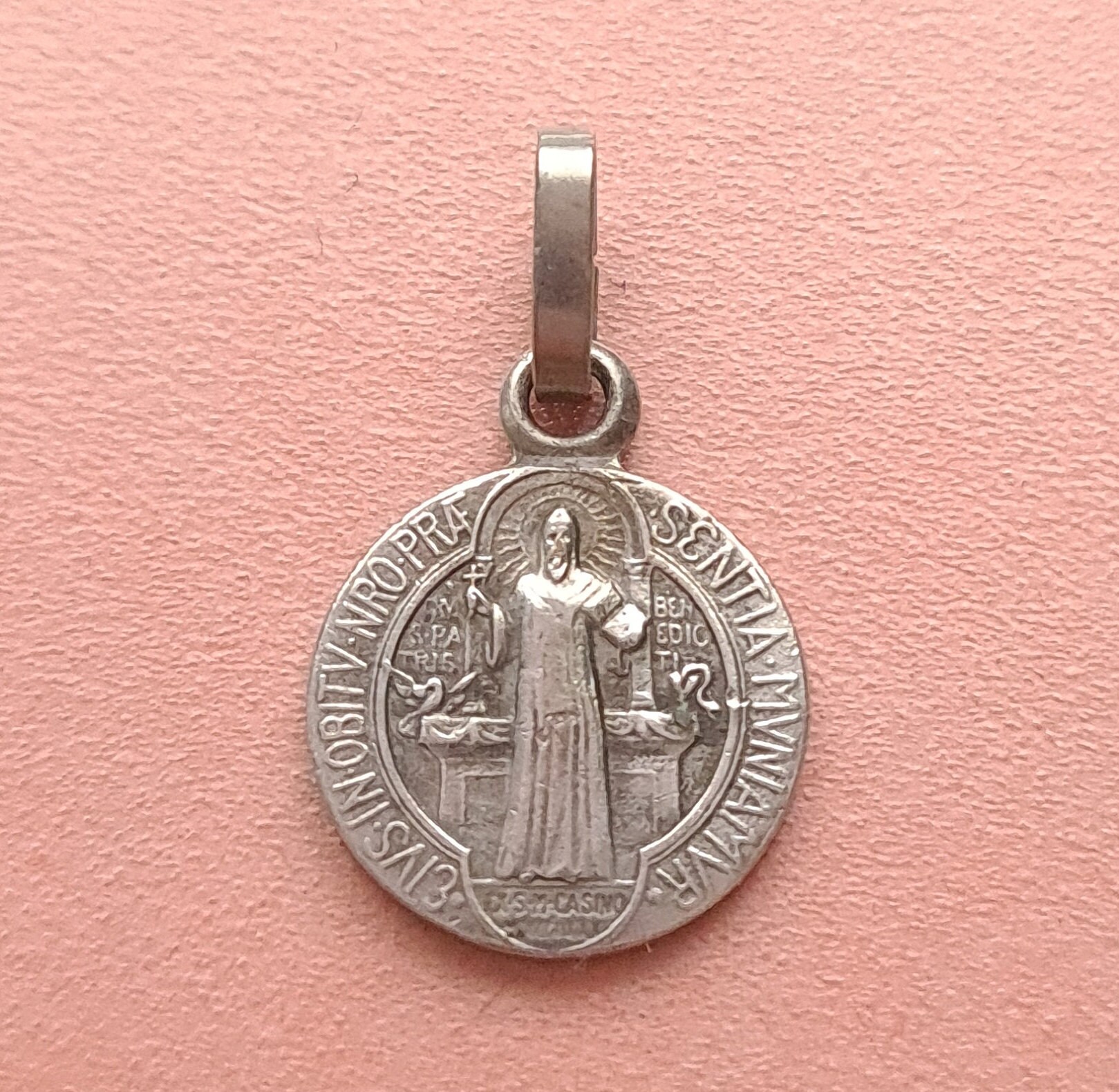 Petit Pendentif de La Médaille Saint-Benoît, Charme Religieux