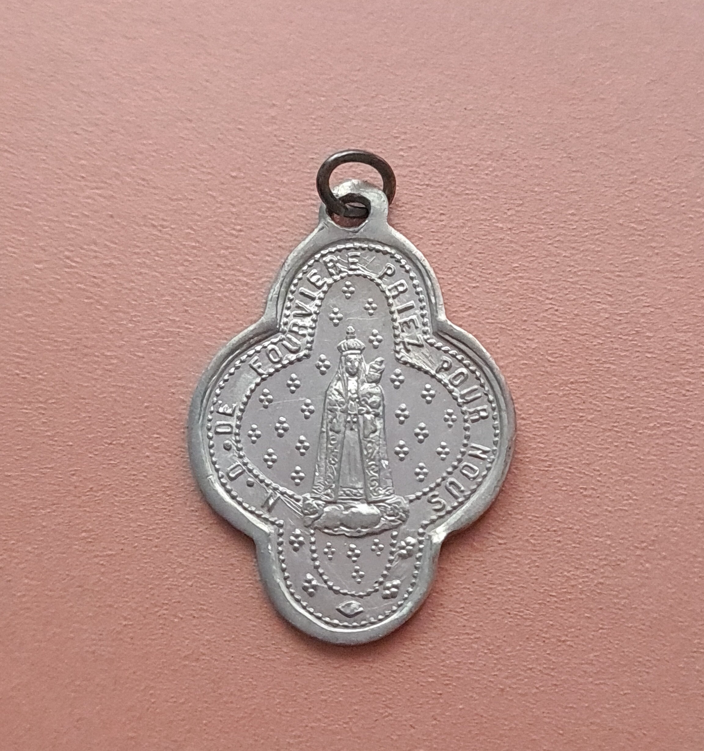Pendentif Antique en Aluminium Notre Dame de Fourvière, Collier Charme Notre-Dame Médaillon La Saint