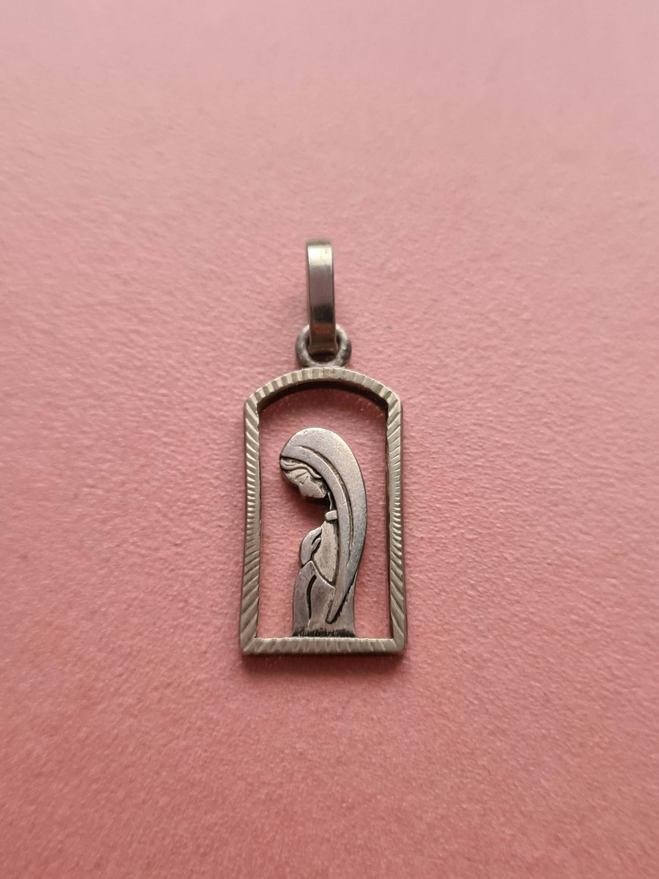 Pendentif Vintage en Médaille Ajourée de La Sainte Vierge Marie, Charme Religieux Du Milieu Siècle