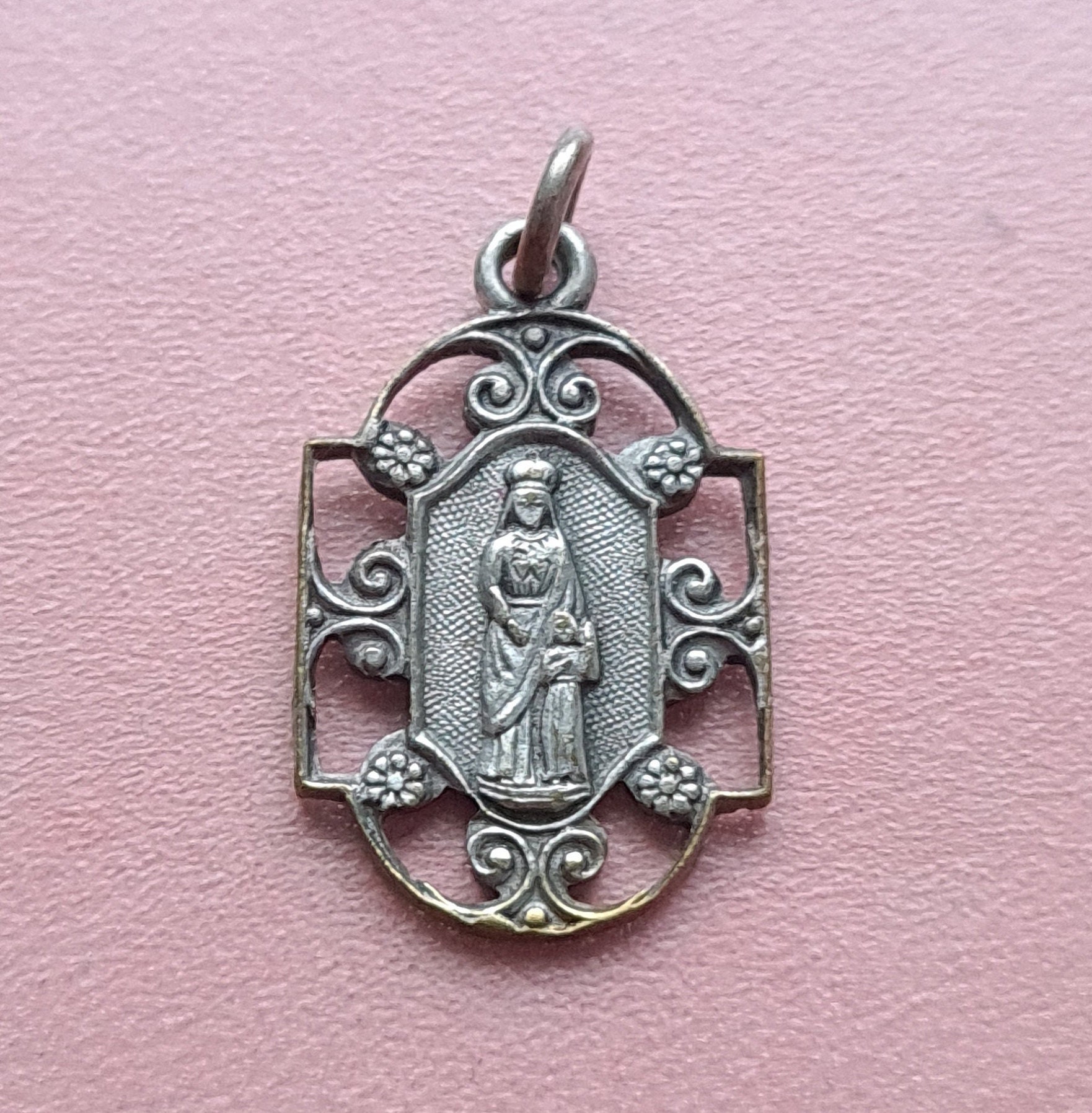 Pendentif Antique de La Médaille Sainte Anne d'auray