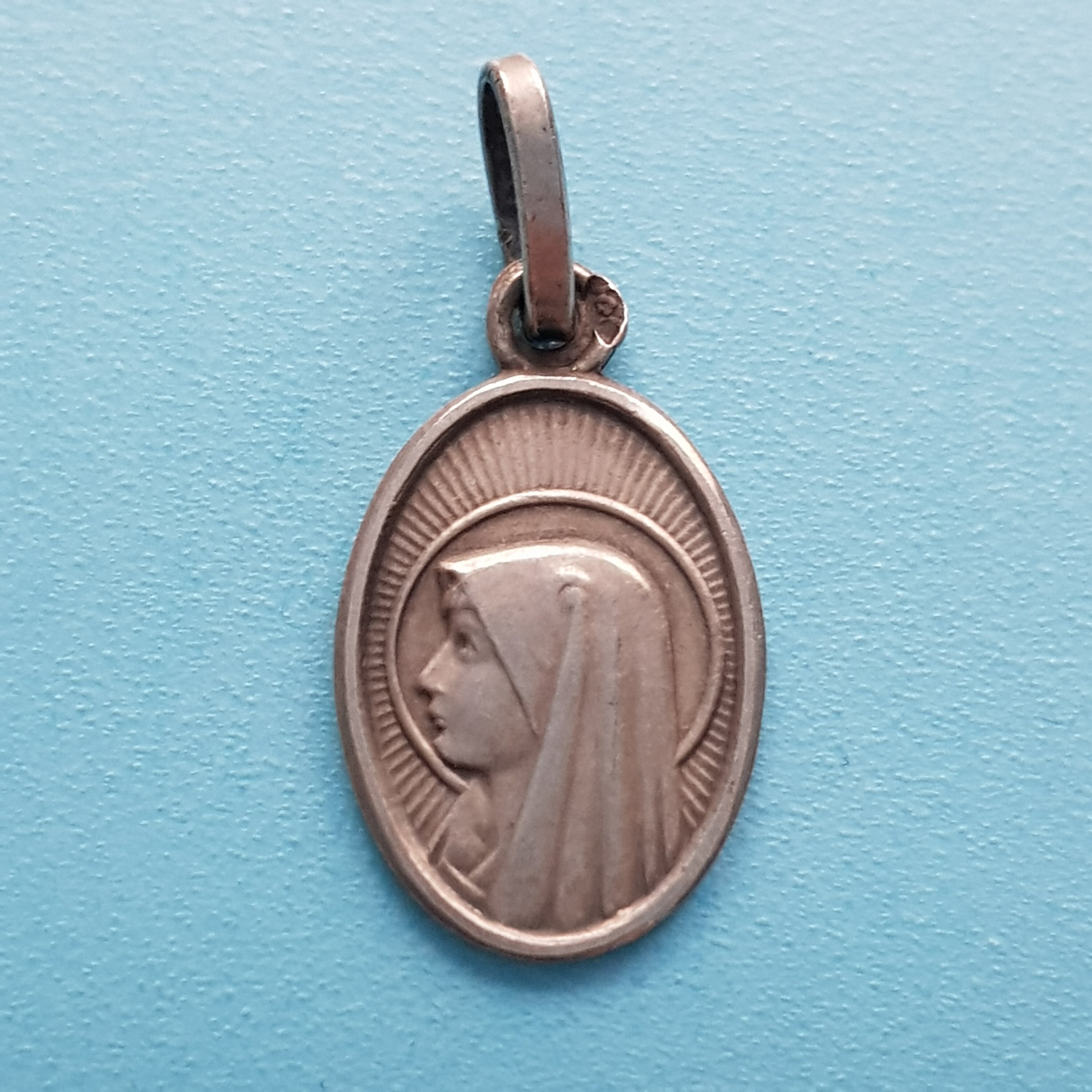 Médaille Notre-Dame de Lourdes, Charme Sainte Marie